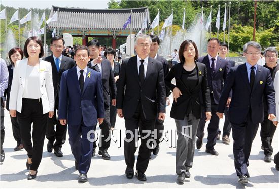 5·18국립묘지 참배하는 윤장현 후보와 문재인 위원장