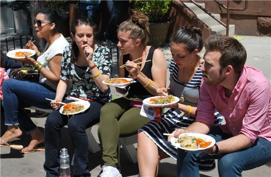 '한국문화 거리축제'에 참가한 외국인들이 잡채를 먹고 있다. 