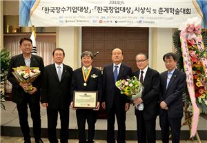 박진선 샘표 대표이사(왼쪽 세번째)가 한국전문경영인학회에서 수여하는 '2014 한국장수기업대상'을 수상한 후 기념 촬영을 하고 있다.