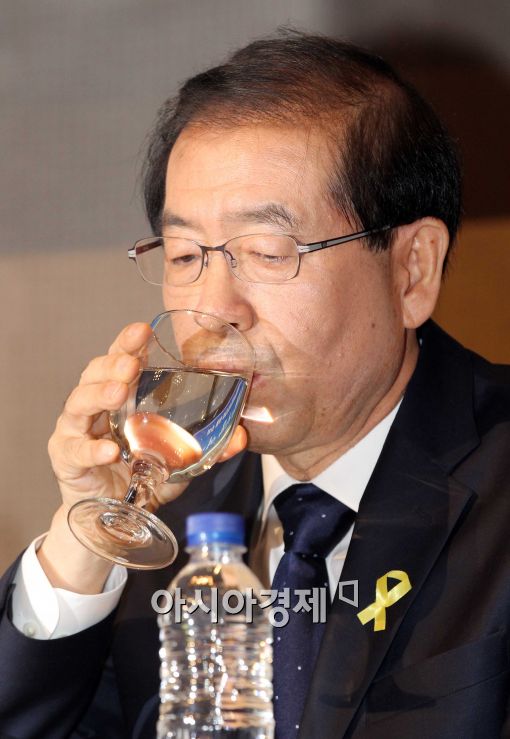 [포토]목 축이는 박원순 후보