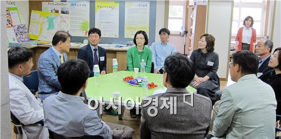 광주진흥고에서 진행된 전남대학교 ‘전공 알림아리 Dream U’ 프로그램 을 설명하고있다.