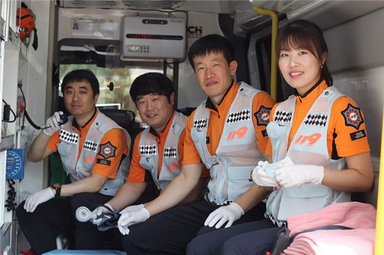 구급차 안에서 산모의 출산을 도운 대전 북부소방서 119대원들.(왼쪽부터 이경희, 홍현호, 성정식, 류지현씨)