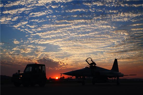 대구 11전투비행단은 한국전쟁 당시 F-51 전투기 최초 인수와 첫 출격 임무를 수행했고 F-4, F-16, F-15K 등 신예 전투기가 도입될 때마다 전력화 임무를 전담해 온 기지다.