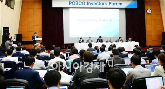 포스코는 19일 여의도 한국거래소에서 권오준 회장 취임 이후 첫 기업 설명회를 가졌다.