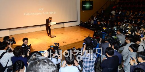 [포토]취재진들 앞에서 인사하는 황창규 회장