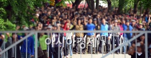 [포토]구호 외치는 구원파 신도들