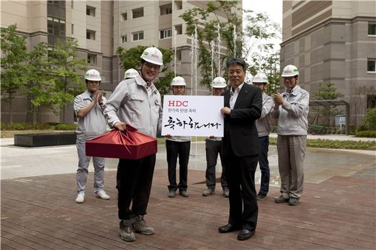 지난 19일 박창민 현대산업개발 사장(오른쪽)이 부천 아이파크 현장을 방문해 하태흥 과장에게 ‘HDC 한가족 탄생 축하 선물’을 전달했다. 

 

