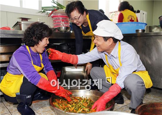 [포토]윤장현 광주시장 후보, 맛있는 김치 드셔보세요