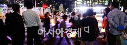 [포토]제등행렬 지켜보는 시민들
