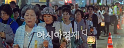 [포토]제등행렬하는 불자들