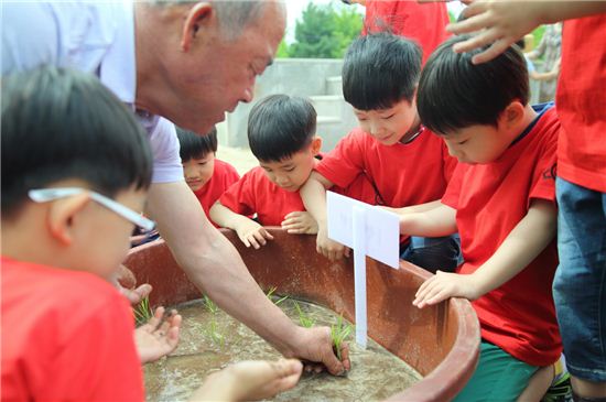 20일 신길동 대영초등학교에서 진행된 모내기 체험 행사