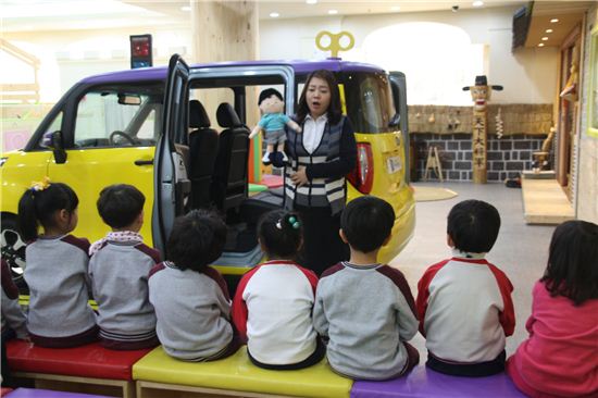 경기도영유아인성예절교육원이 어린이들을 상대로 차량안전교육을 실시하고 있다.