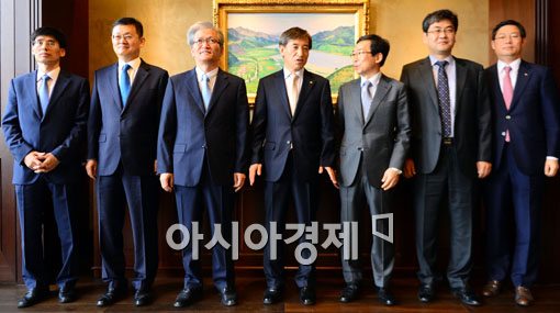 [포토]경제전문가들 만난 이주열 한국은행 총재 