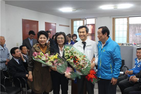 <정종해 보성군수 후보(맨 오른쪽)가 20일 열린 선거사무소 개소식에서 기념촬영을 하고 있다.>