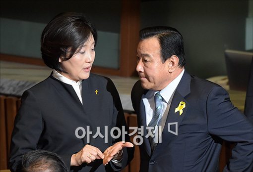 [포토]본회의장에서 만난 박영선·이완구