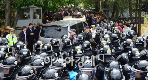 [포토]검찰 차량들, 금수원으로 진입