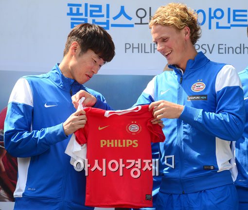 [포토]결혼축하선물 받는 예비신랑 박지성  