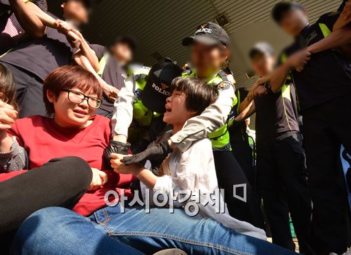 [포토]대학생 10여명 정부서울청사 정권퇴진촉구 시위 