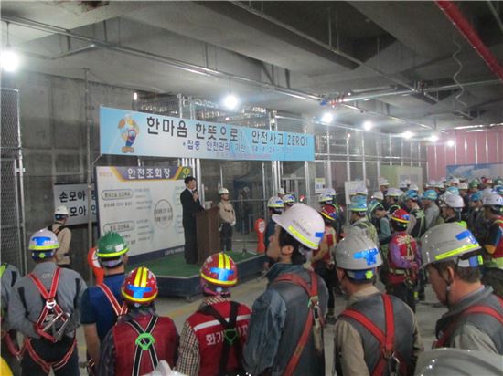 20일 이충호 안전보건공단 서울본부장이 제2롯데월드현장 근로자에게 안전에 관해 당부하고 있다
