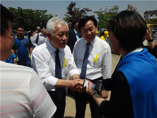 김한길 새정치민주연합 공동대표가 22일 경기도 오산역 앞에서 시민들과 악수를 나누고 있다.
