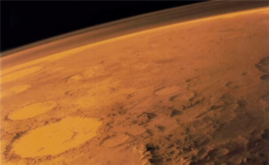 ▲12월 마지막날 화성, 금성, 수성을 서쪽 하늘에서 한 번에 볼 수 있다. 화성의 대기층.[사진제공=NASA]