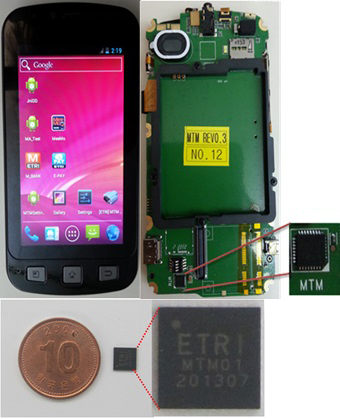 ▲ETRI 연구진들이 개발한 스마트폰용 보안칩(MTM) 모습. 크기는 10원짜리에 비해 10%이하로 작다.