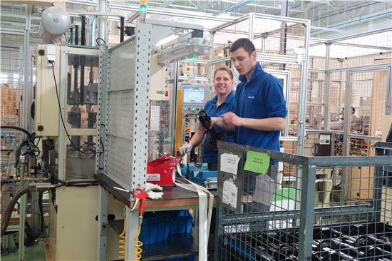 만도 폴란드공장의 작업자들이 생산제품을 살펴보고 있다. 회사는 22일(현지시간) 유럽 내 첫 생산공장인 만도 MCP 공장을 준공했다.
