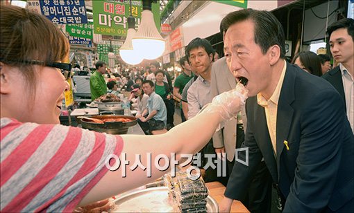 [포토]김밥 먹는 정몽준 후보