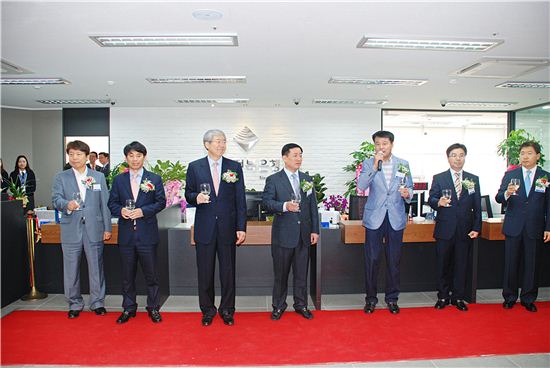 ▲JB전북은행은 22일 전북혁신도시에 지점을 개설했다. 왼쪽부터 세번째 김한 전북은행장. 