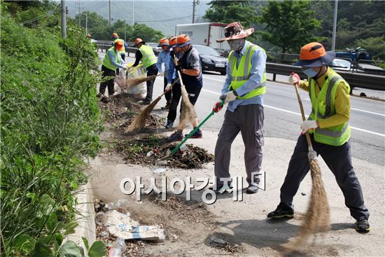 광주광역시 동구는 22일 용산동IC ~ 너릿재 구간에서 동구청 공직자, 가로환경미화원이 참여해 도로 갓길 묵은 쓰레기, 쓰레기 불법투기 취약지역 등 대대적인 정화활동과 함께 도로이용자 무단투기 금지, 쓰레기 되가져 가기 홍보활동를 실시했다. 사진제공=광주시 동구