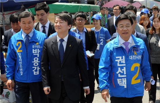 안철수 새정치민주연합 대표와 대전 중앙시장을 찾은 권선택(앞줄 맨 오른쪽) 대전시장 후보