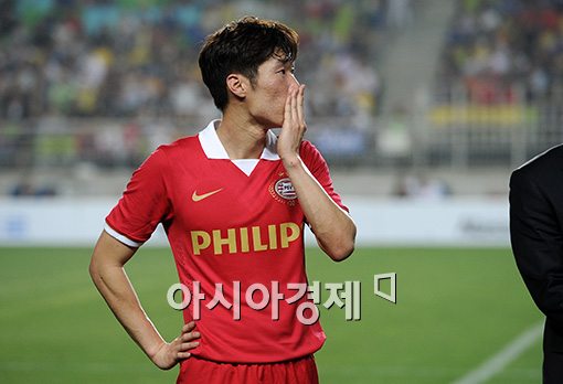 [포토] 자신의 영상 바라보는 박지성