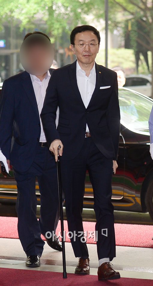 [포토]긴급 이사회 참석하는 이건호 kb국민은행장 