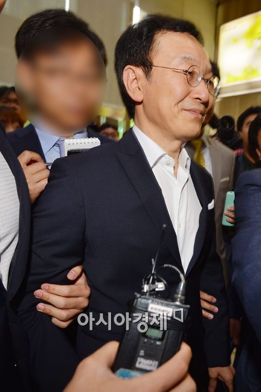 [포토]취재진의 질문에 그저 미소만 