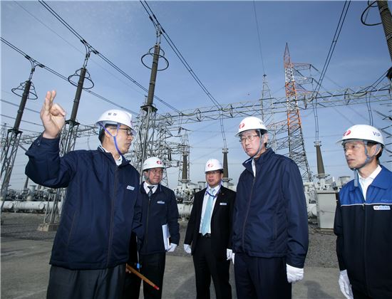 조환익 한국전력공사 사장(오른쪽 두번째)이 현장 설비의 안전관리 현황을 점검 중이다.