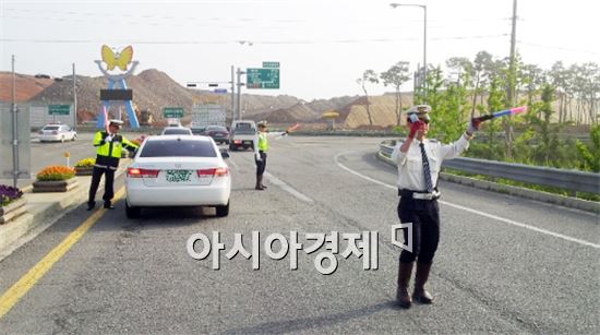 음주운전 단속을 하는 경찰. [이미지출처=아시아경제DB]