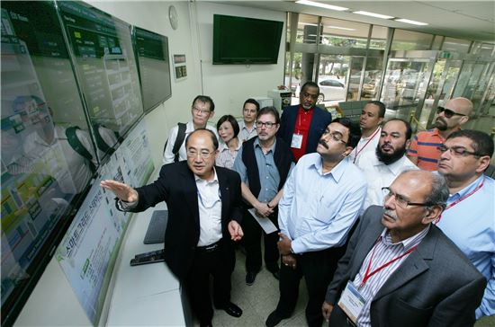 한국전력공사 구리남양주지사의 스마트그리드스테이션(SG스테이션)을 방문한 해외 에너지산업 분야 관계자들이 한전 직원의 설명을 듣고 있다.