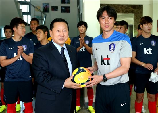 김정행 대한체육회장(앞줄 왼쪽)과 홍명보 축구대표팀 감독(오른쪽)[사진=대한체육회 제공]