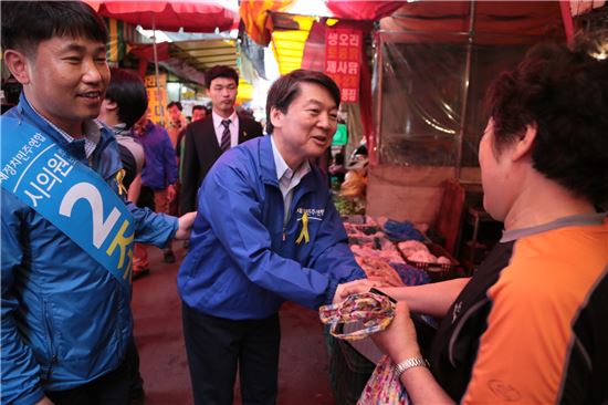 [포토]광주 말바우시장 찾은 안철수