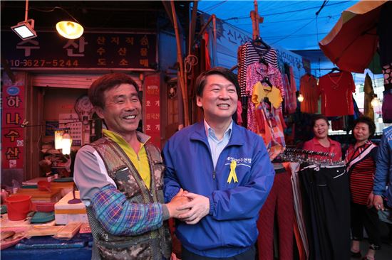 [포토]광주 말바우시장 찾은 안철수