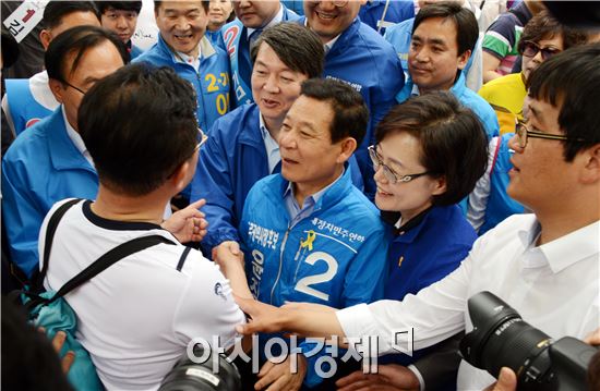 24일 오후 안철수 새정치민주연합 공동대표가 광주를 방문해 서구 풍암동 풍암저수지 장미공원에서 6·4지방선거 광주시장 선거에 출마한 윤장현 후보에 대한 광주시민의 지지를 호소하고 있다.