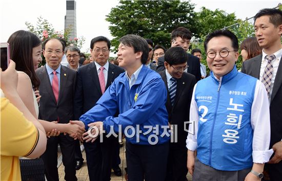 24일 오후 안철수 새정치민주연합 공동대표가 광주를 방문해 광주시 동구 조선대 장미공원에서 6·4지방선거 광주시장 선거에 출마한 윤장현 후보와 노희용 동구청장 후보에 대한 시민의 지지를 호소하고 있다.