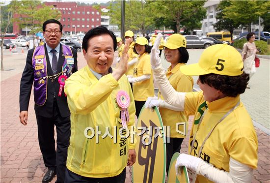 [포토]선거운동원들과 '하이파이브' 하는 강운태 광주시장 후보