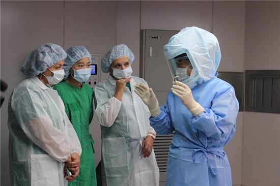경기도가 매년 진행하고 있는 해외의료인 연수프로그램이 인기다. 러시아 의료진들이 국내 의사로부터 의료기술을 전수받고 있다. 