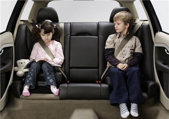 볼보 XC 70 뒷좌석에 적용된 어린이용 2단부스터시트<사진제공:볼보자동차코리아>