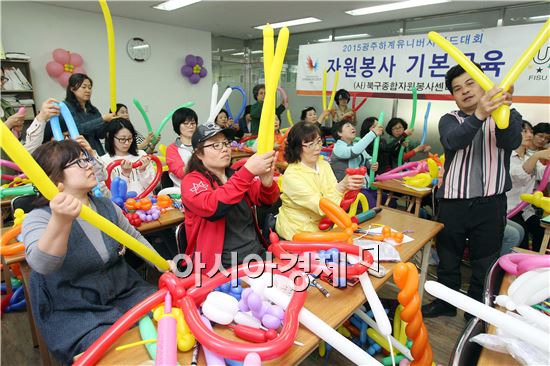 광주 북구 주최로 지난 23일 북구자원봉사센터에서 여성전문동아리 교육강좌인 '매직풍선' 강의가 열린 가운데 여성회원들이 다양한 모양의 요술풍선을 만들어 보고 있다. 이번 강좌는 북구 여성 90명을 대상으로 ▲풍선·페이스페인팅 ▲냅킨·팬시우드 ▲레크리에이션 강사 육성 등 3개의 전문 교육과정을 오는 7월초까지 3개월 과정으로 운영된다. 사진제공=광주시 북구
