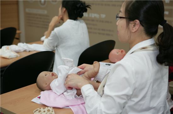 한국 출산율 세계 최하위(사진은 임산부 출산 교실) 