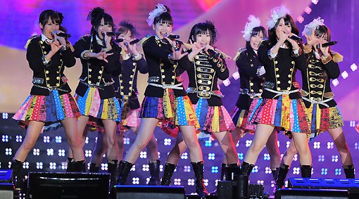 AKB48 일본 국민 아이돌, 팬과 악수하다 20대 괴한에 칼부림 피습