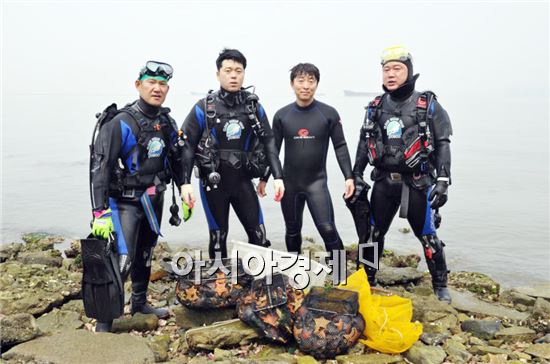 포스코 광양제철소 클린오션 봉사단, 묘도 앞 바다 청소에 나서