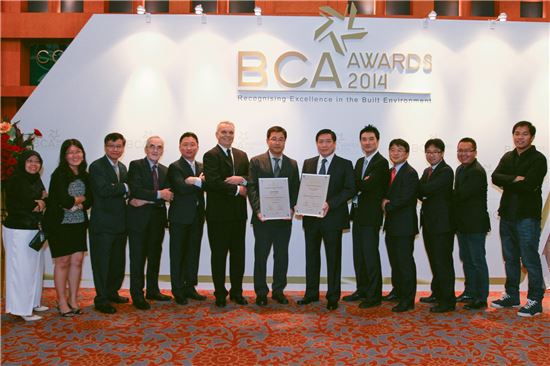 BCA AWARDS 2014 시상식에서 성필경 현대건설 싱가포르 지사장(오른쪽에서 6번째)이 지사직원 및 시상식 관계자들과 사진촬영을 하고 있다.